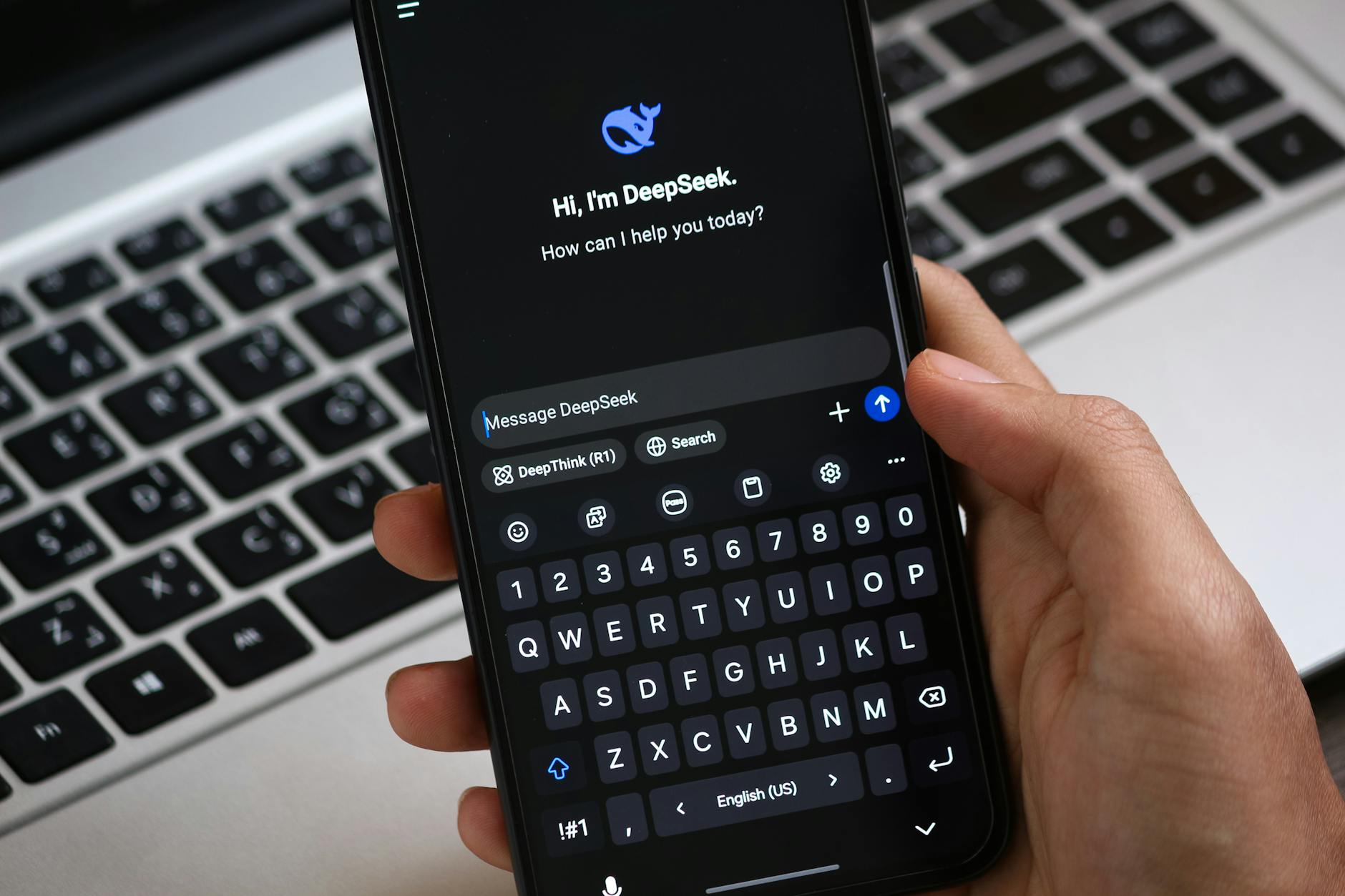 Smartfon z interfejsem czatu AI gotowym do rozmowy