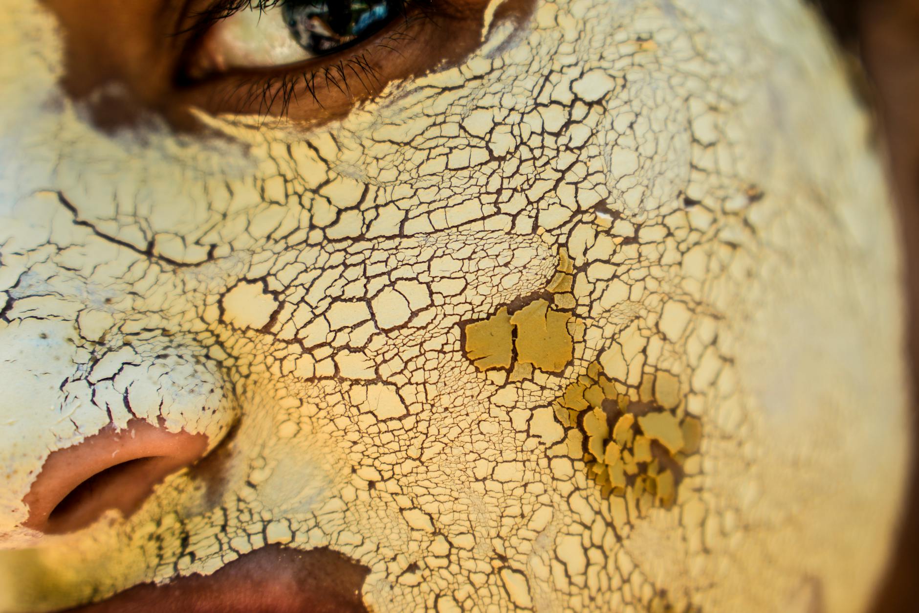 Zbliżenie spękanej, wyschniętej maseczki na skórze twarzy