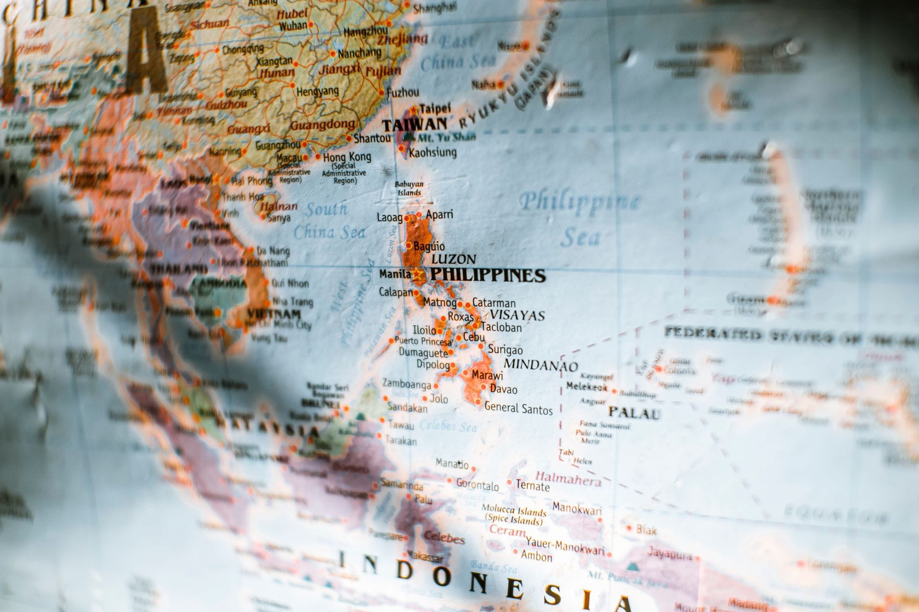 Zbliżenie na papierową mapę świata z widocznymi Filipinami
