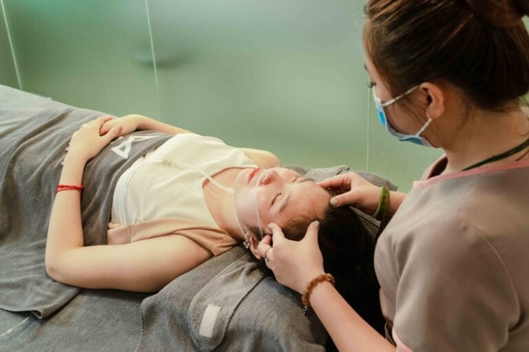 Kobieta podczas relaksującego masażu twarzy w spa w Hanoi